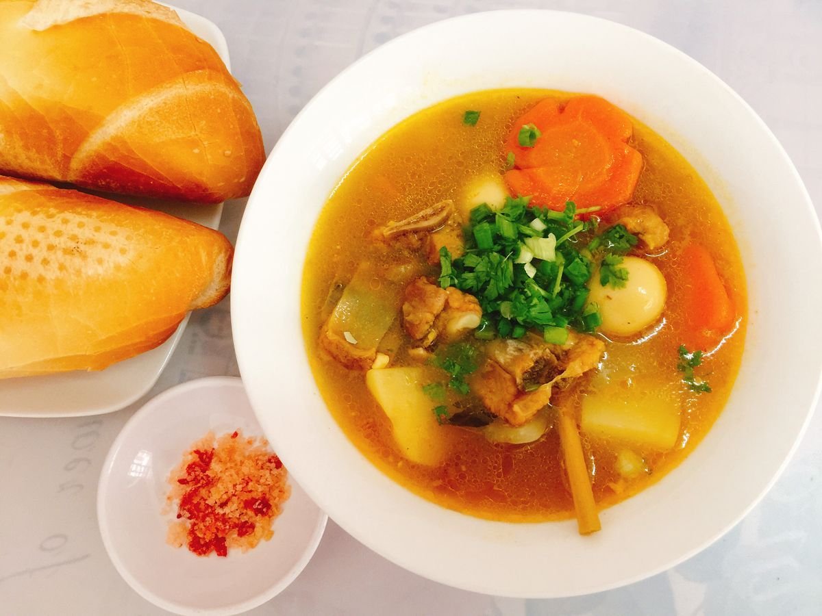 Vietnamese Chicken Curry with Baguette